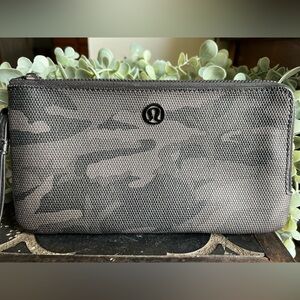 lululemon athletica Black Camouflage Women's Bag **Small Callout**
